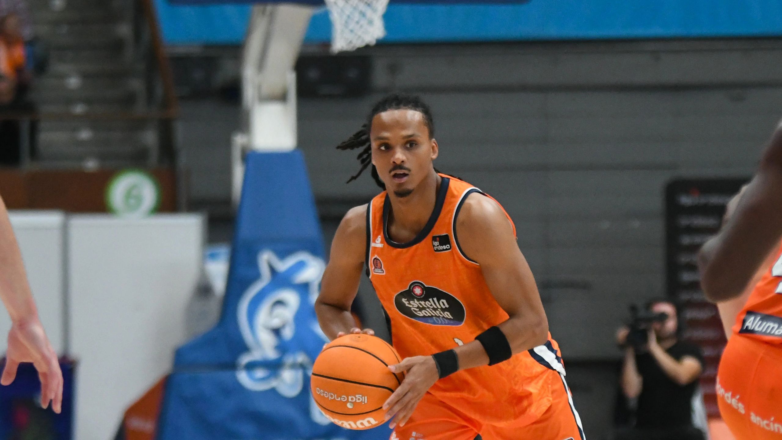 Alonzo Verge Jr., base del Leyma Coruña con el dorsal 1, conduce el balón ante el Casademont Zaragoza en la Liga Endesa 2026-27