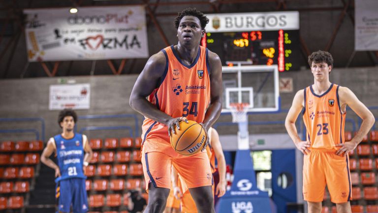 Kone, jugador del Barça U22, con el balón en un partido de la Liga U
