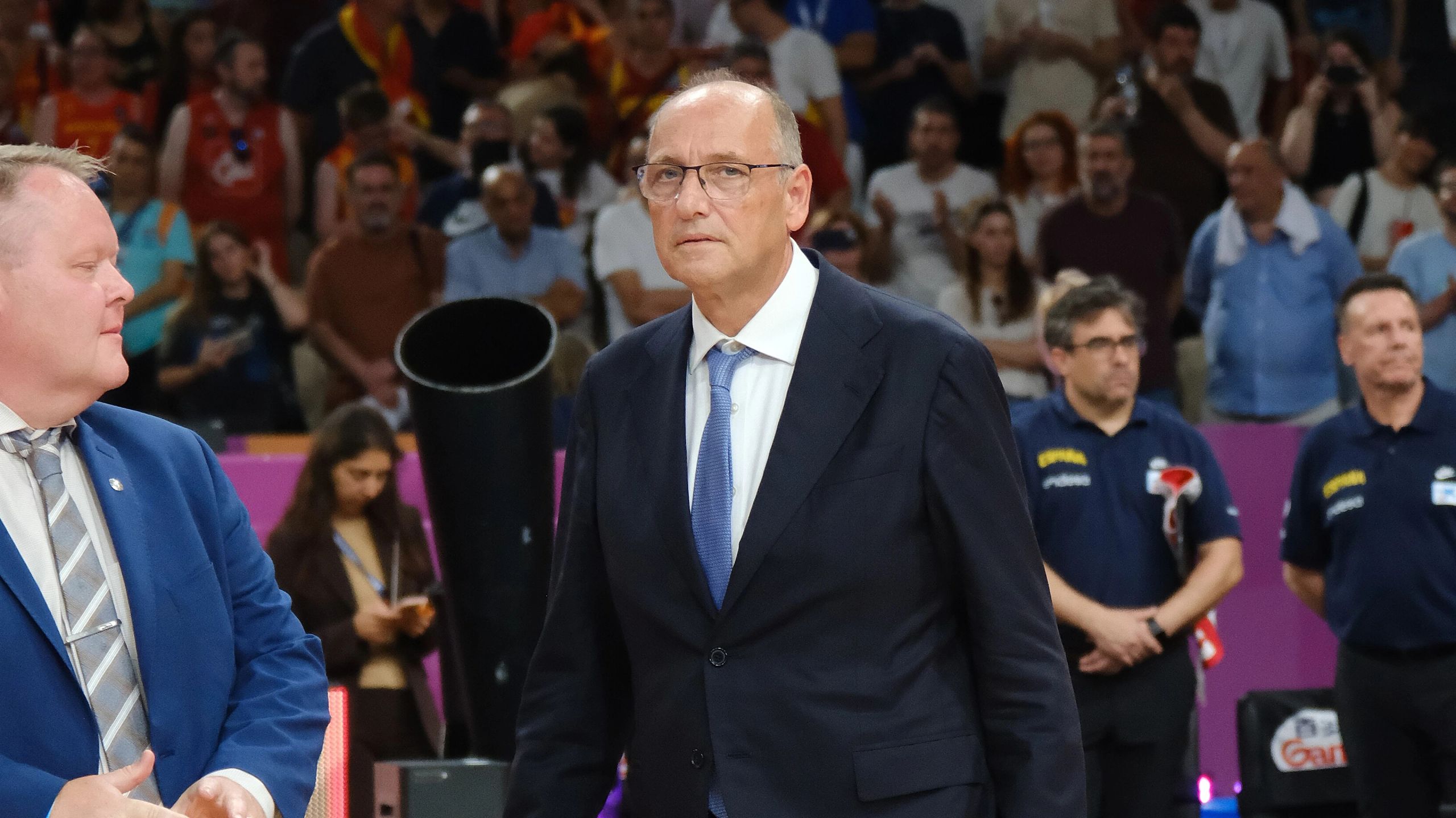 Vangelis Liolios, presidente de la Federación Griega de Baloncesto, en la pista durante el EuroBasket femenino de 2025