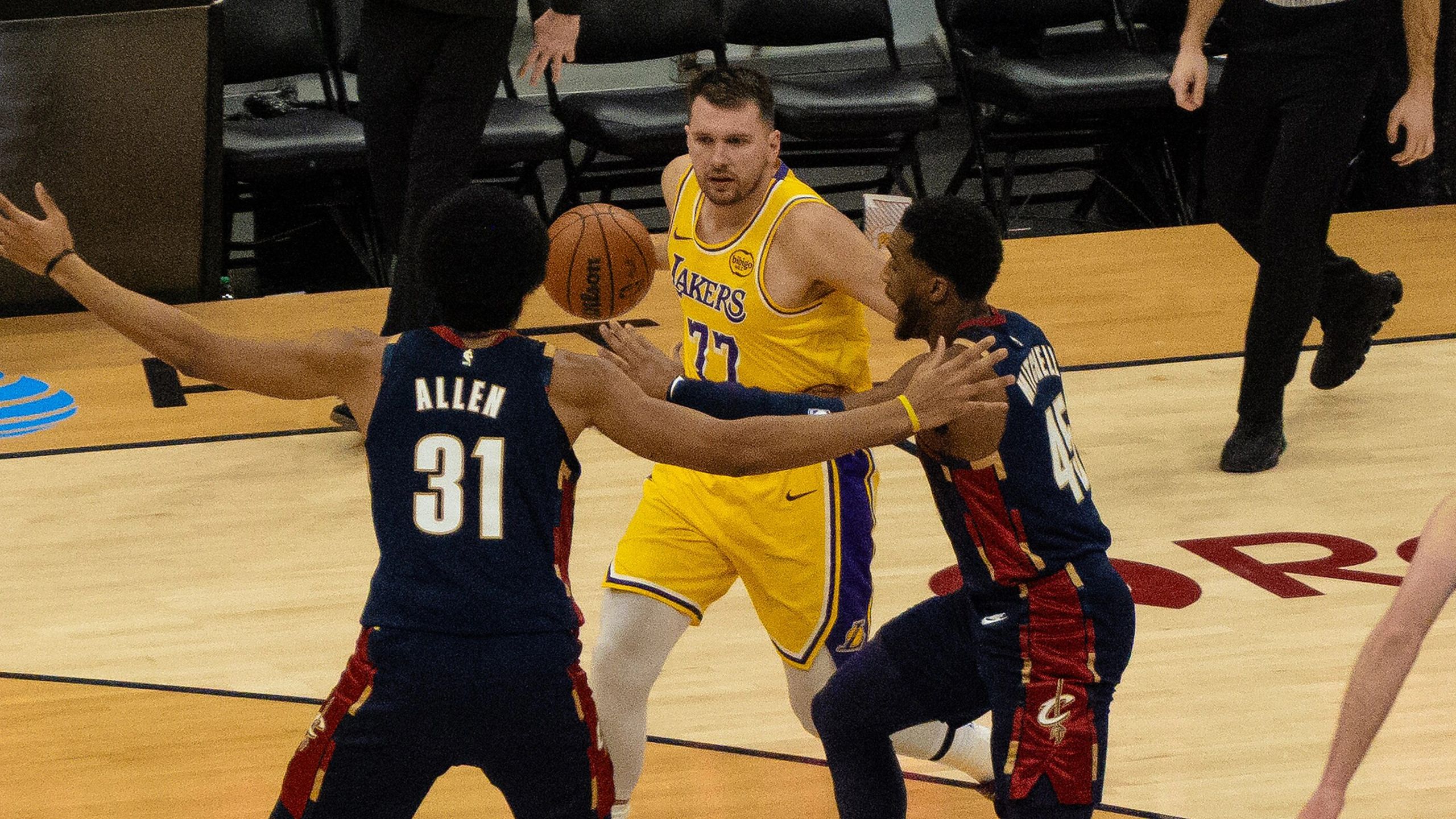 Luka Dončić, con la camiseta de los Lakers, ante Jarrett Allen y Donovan Mitchell en enero de 2026