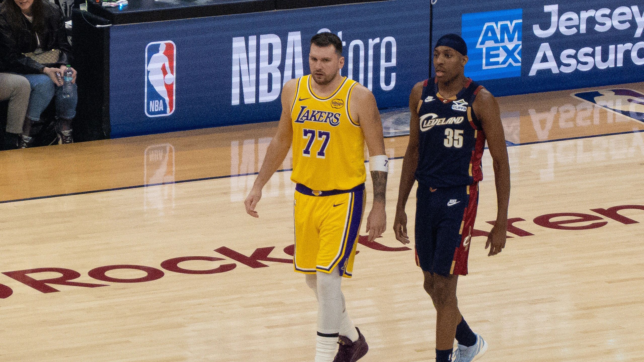 Luka Dončić, con la camiseta número 77 de Los Angeles Lakers, en un partido ante los Cavaliers en enero de 2026