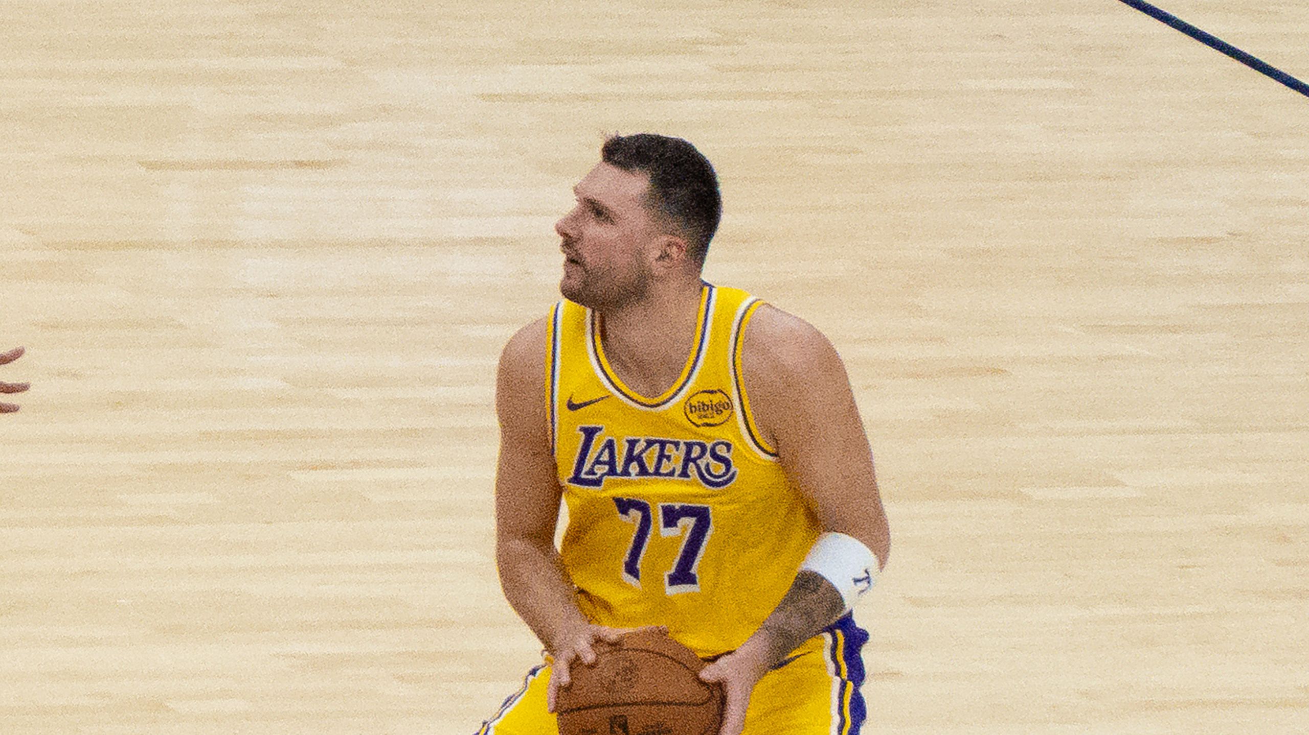 Luka Dončić, con el número 77 de Los Angeles Lakers, en un partido ante los Cleveland Cavaliers en enero de 2026