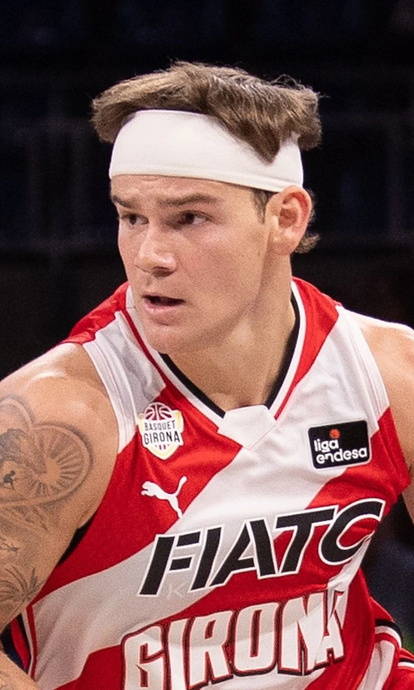 Mac McClung, dorsal 0 del FIATC Girona, bota el balón ante el Kosner Baskonia en Vitoria