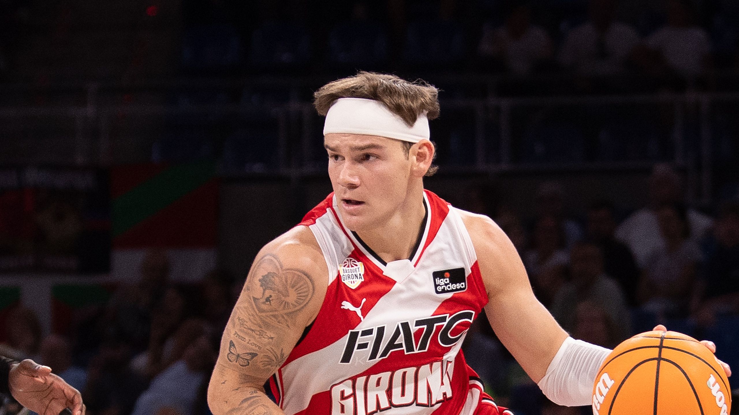 Mac McClung, dorsal 0 del FIATC Girona, bota el balón ante el Kosner Baskonia en Vitoria