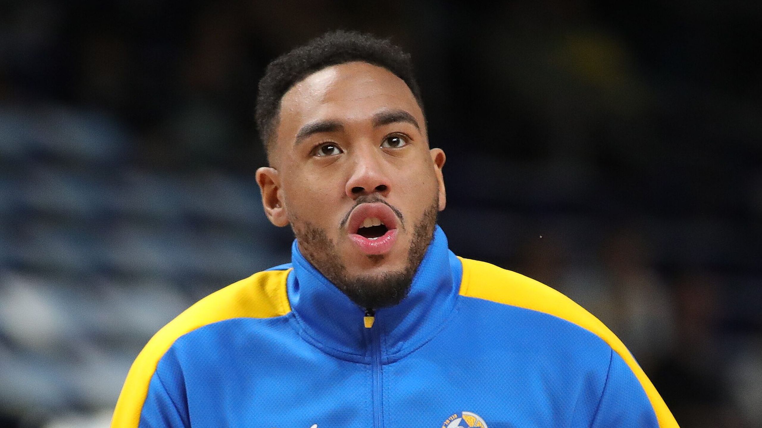 Bonzie Colson, dorsal 50 del Maccabi Rapyd Tel Aviv, con la chaqueta de calentamiento del equipo antes de un partido de Euroliga