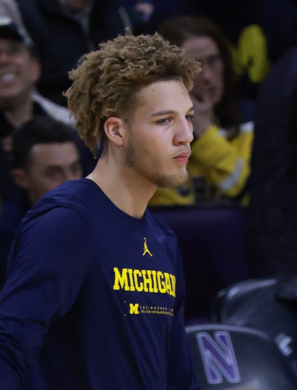 Malick Kordel, pívot de Minnesota, con la ropa de calentamiento de Michigan en febrero de 2026