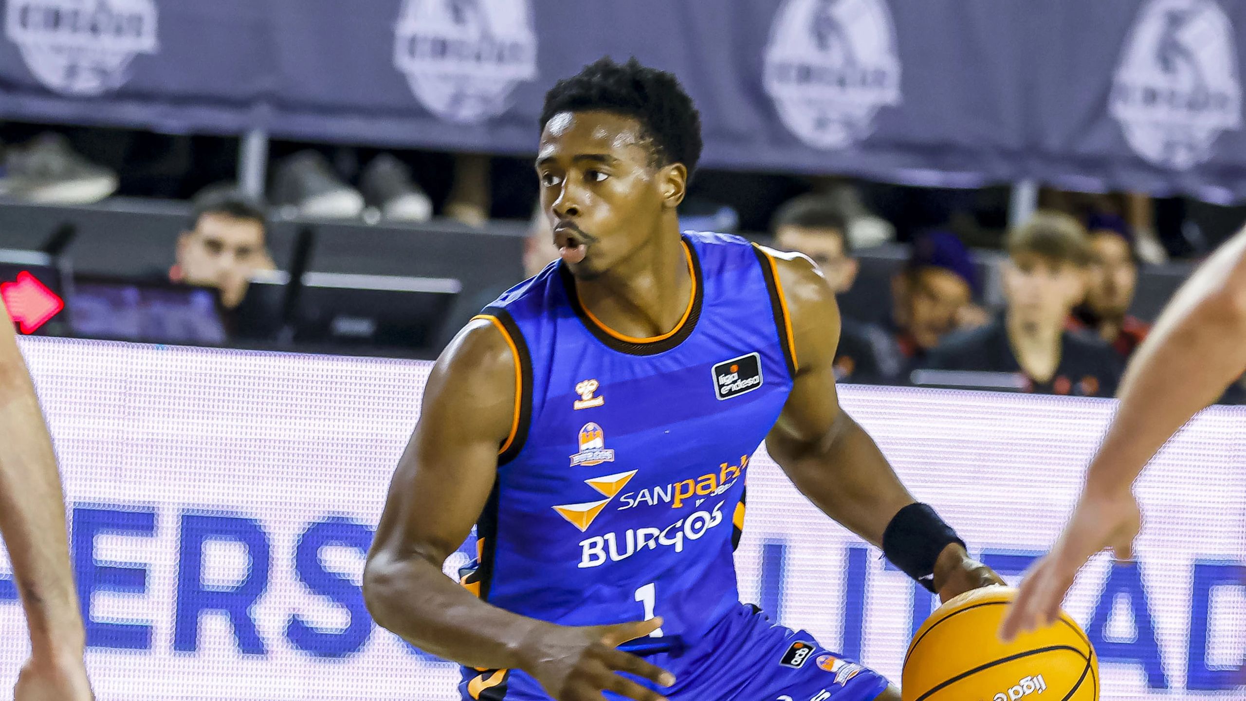 Chase Audige, dorsal 1 del Recoletas Salud San Pablo Burgos, bota el balón en el Manresa-Burgos de la jornada 5 de la Liga Endesa