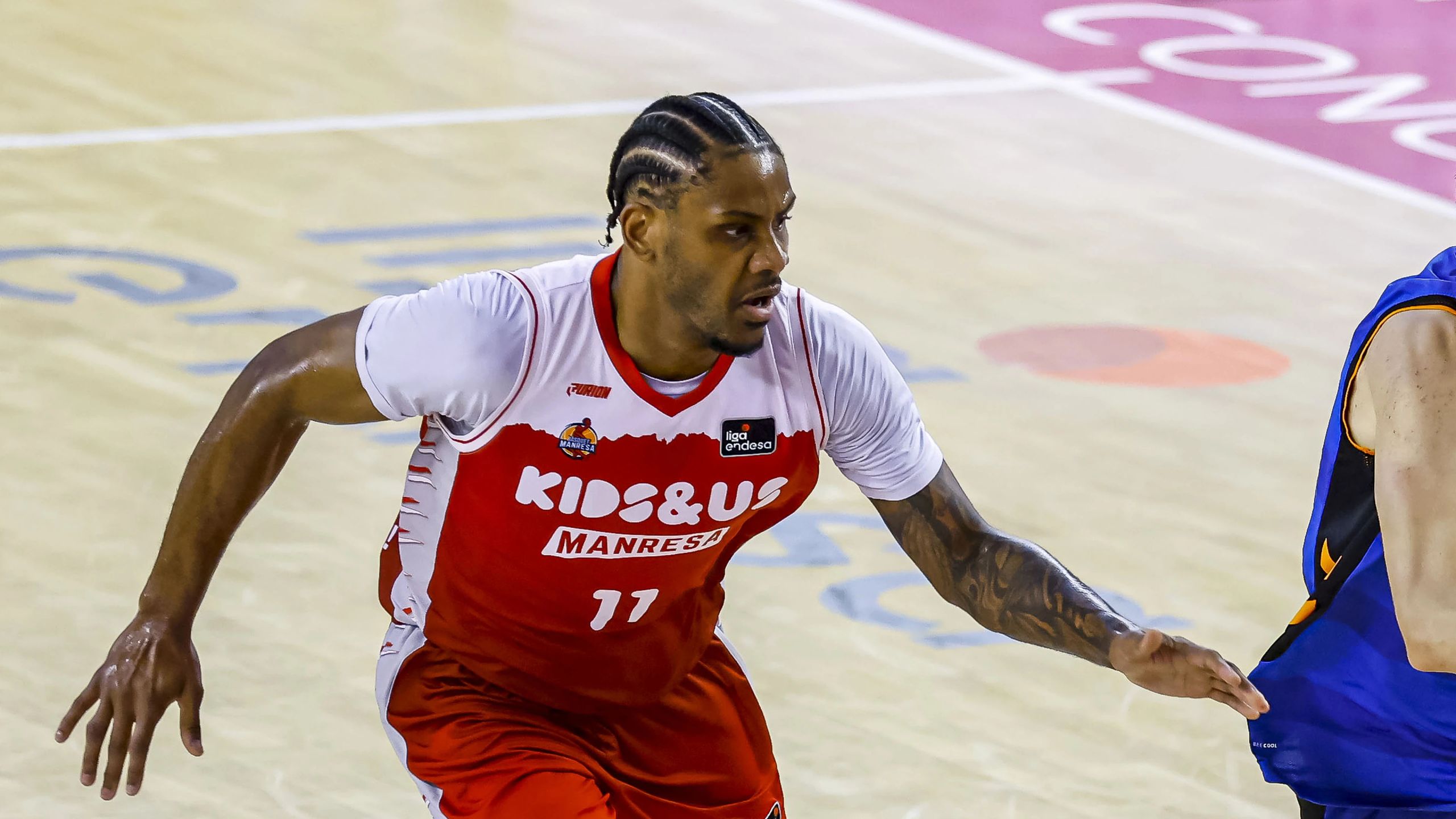 Chibuzo Agbo, del Kids&Us Manresa con el dorsal 11, defiende ante el Recoletas Salud San Pablo Burgos en la jornada 5 de la Liga Endesa 2026-27