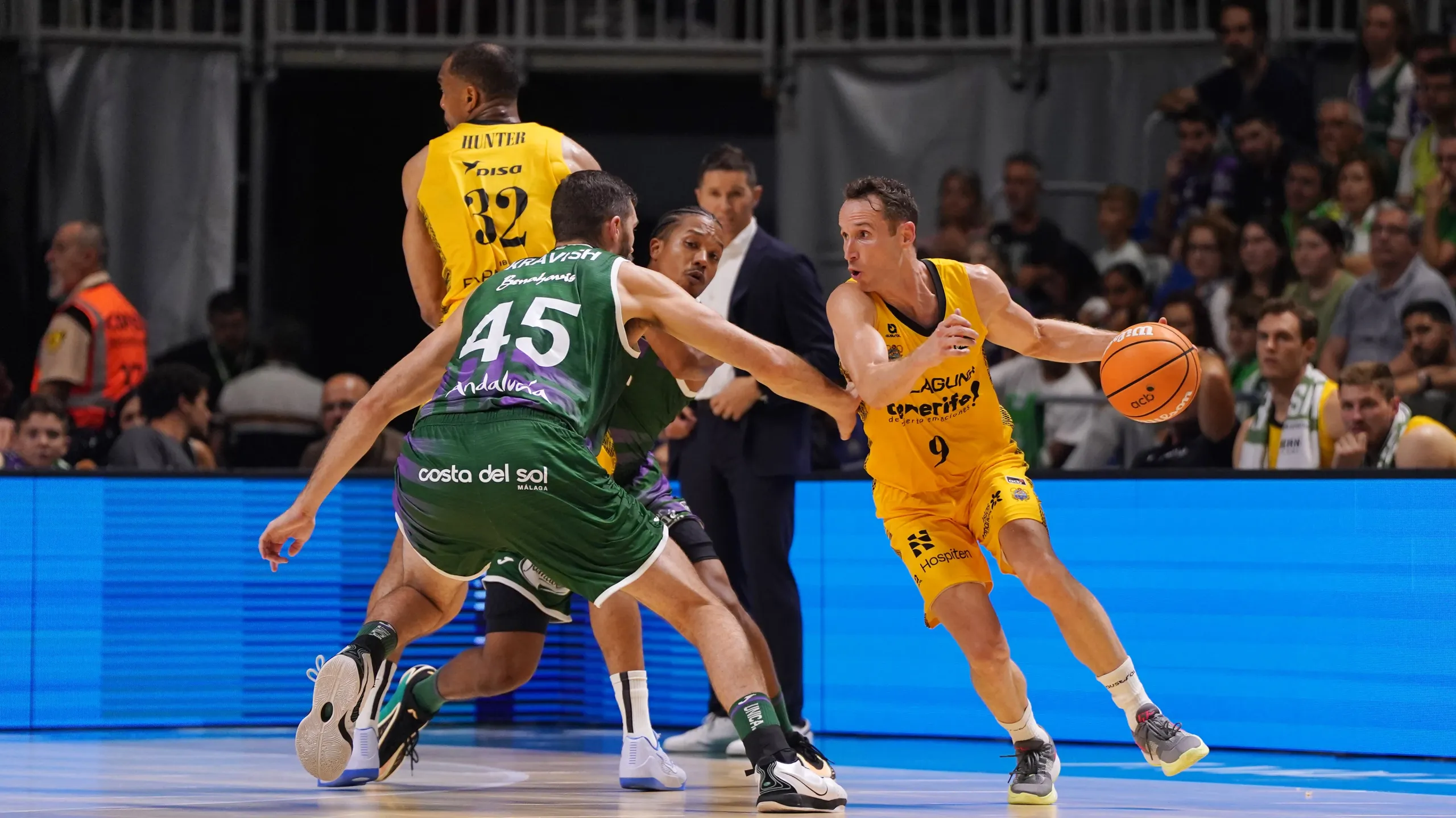 Marcelinho Huertas, dorsal 9 de La Laguna Tenerife, ataca ante el Unicaja en la jornada 2 de la Liga Endesa
