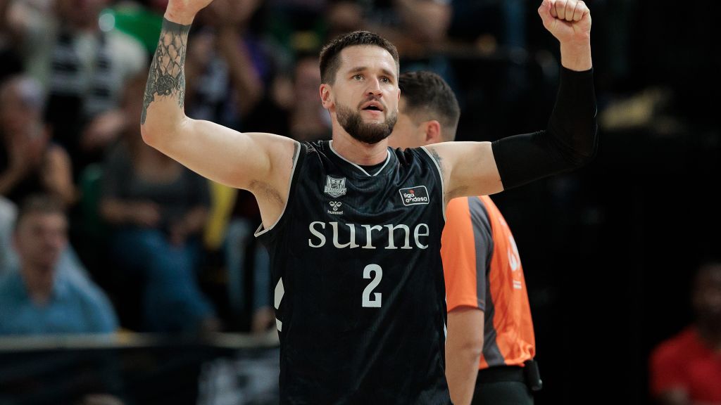 Margiris Normantas, dorsal 2 del Surne Bilbao, celebra con los brazos en alto en el partido ante el Recoletas Salud San Pablo Burgos de la jornada 3 de la Liga Endesa