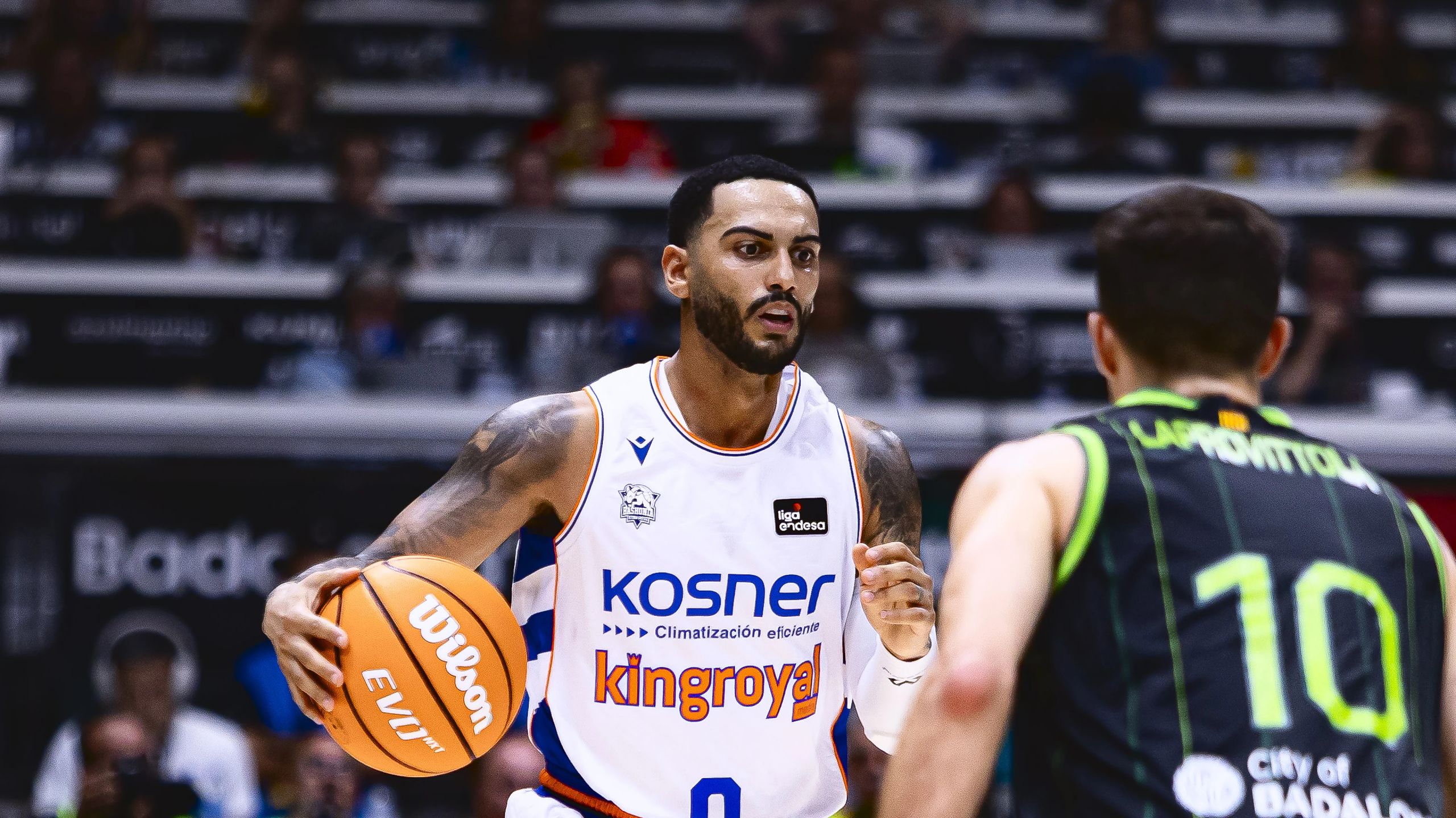 Markus Howard, con el dorsal 0 del Kosner Baskonia, sube el balón ante el Asisa Joventut en la Supercopa Endesa 2026