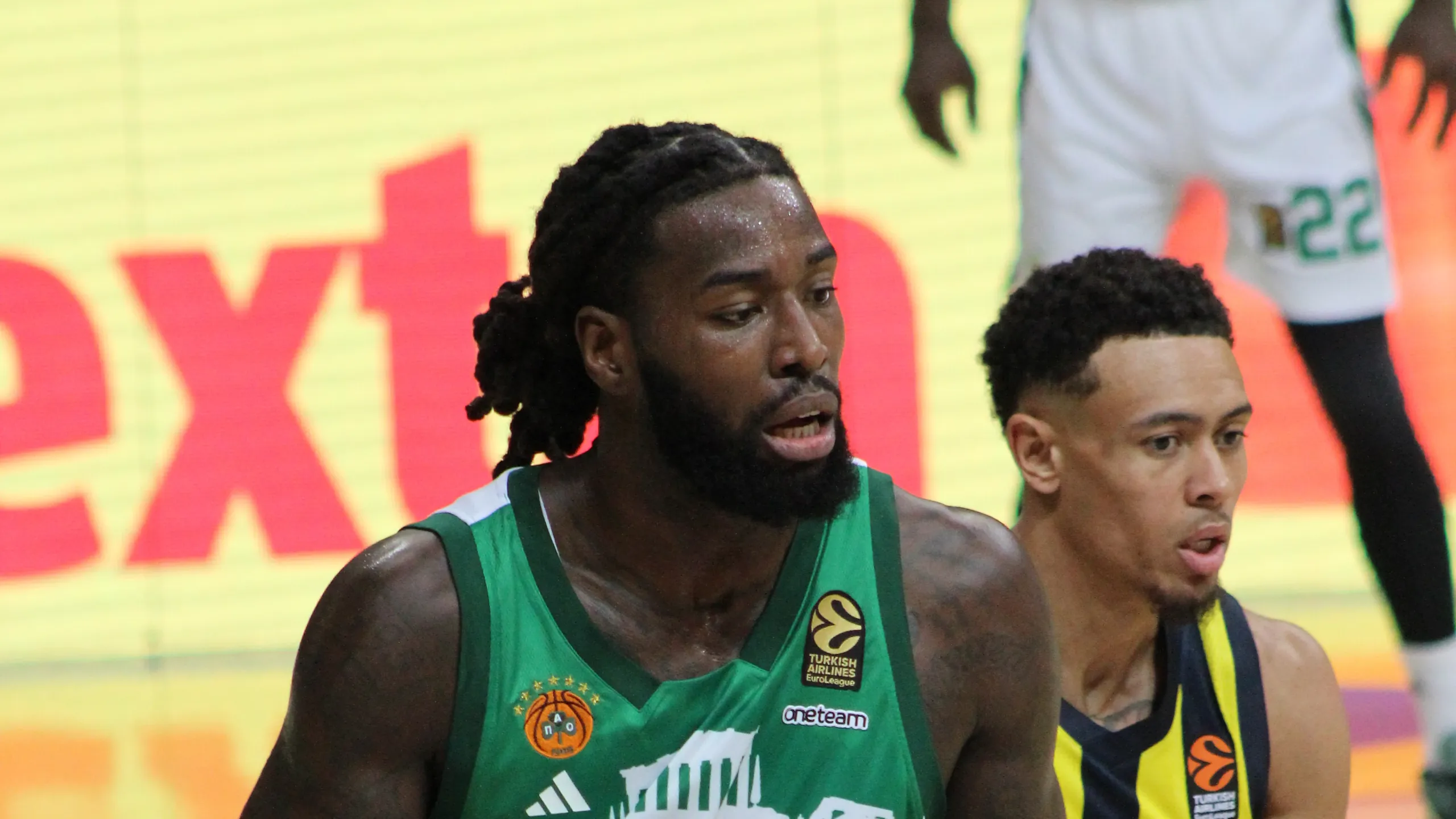Mathias Lessort, dorsal 26 del Panathinaikos, junto a un jugador del Fenerbahçe en un partido de la Euroliga de octubre de 2024