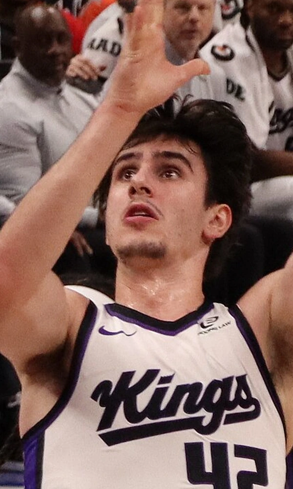 Maxime Raynaud, con la camiseta de los Sacramento Kings, lanza ante los Detroit Pistons en enero de 2026