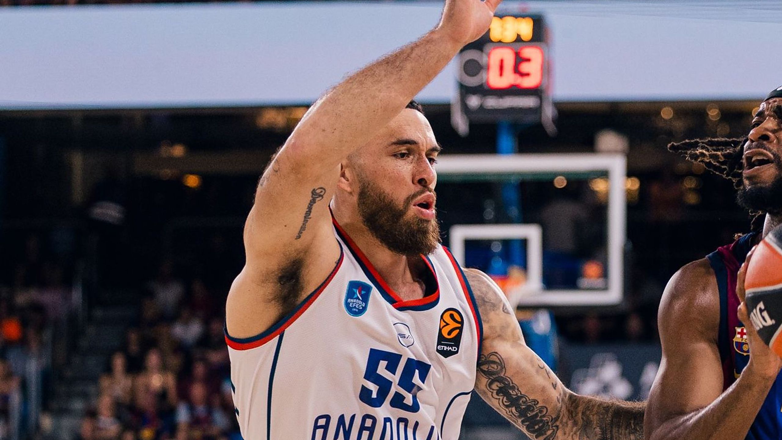 Mike James, dorsal 55 del Anadolu Efes, defiende en el Barça-Anadolu Efes de Euroliga en el Palau Blaugrana