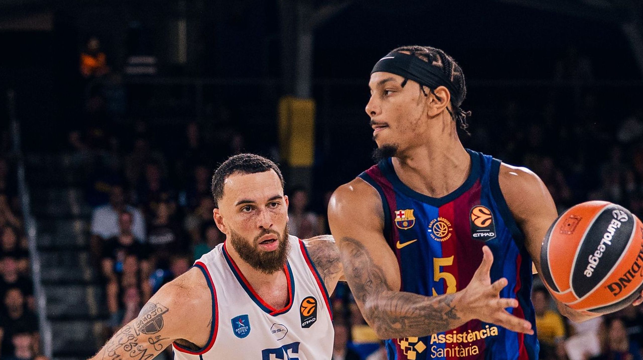 Mike James, con el 55 del Anadolu Efes, defiende en el Palau Blaugrana