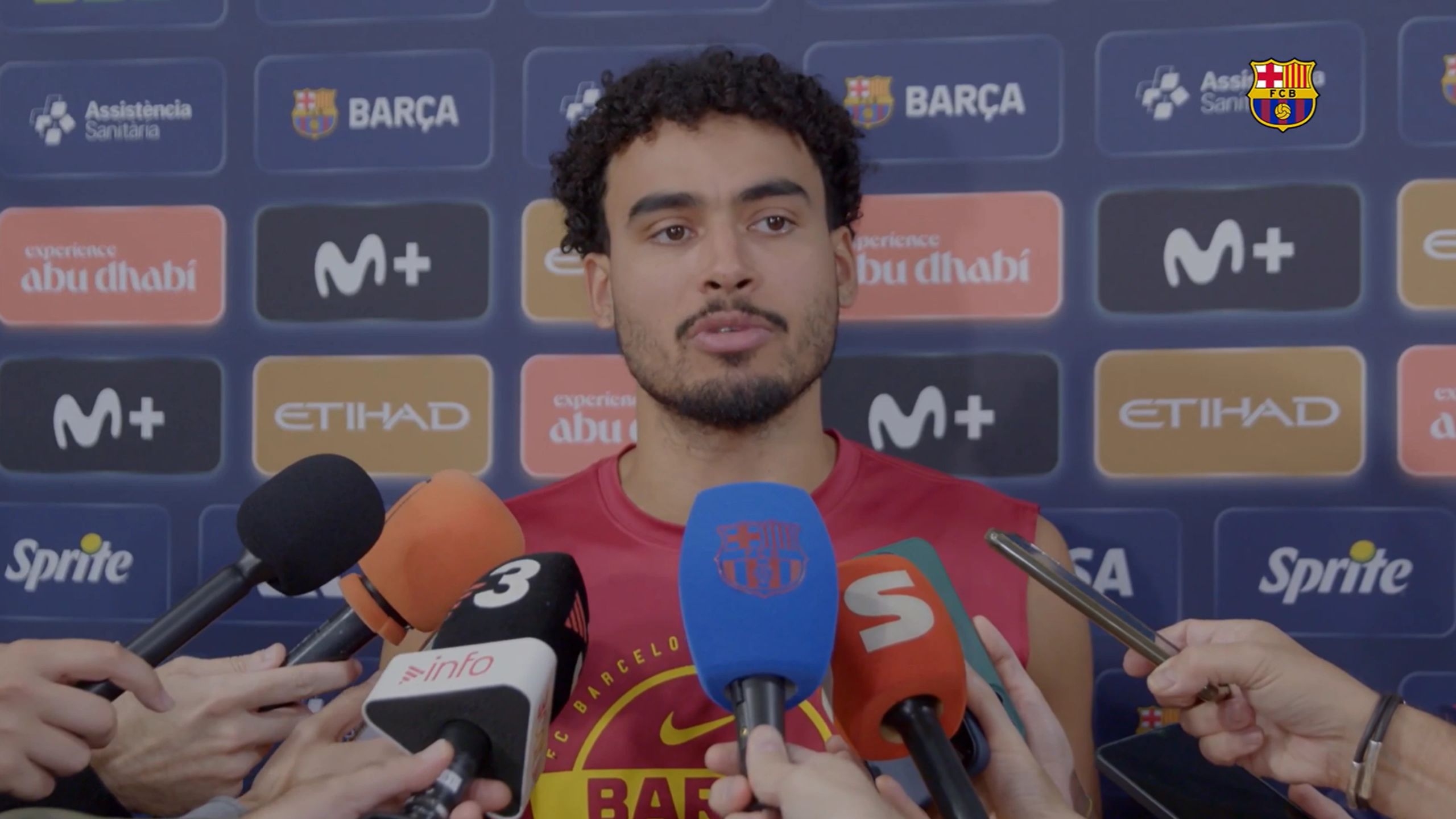 Justin Minaya, jugador del Barça, atiende a los medios antes del Barça-Valencia de la jornada 9 de la Euroliga