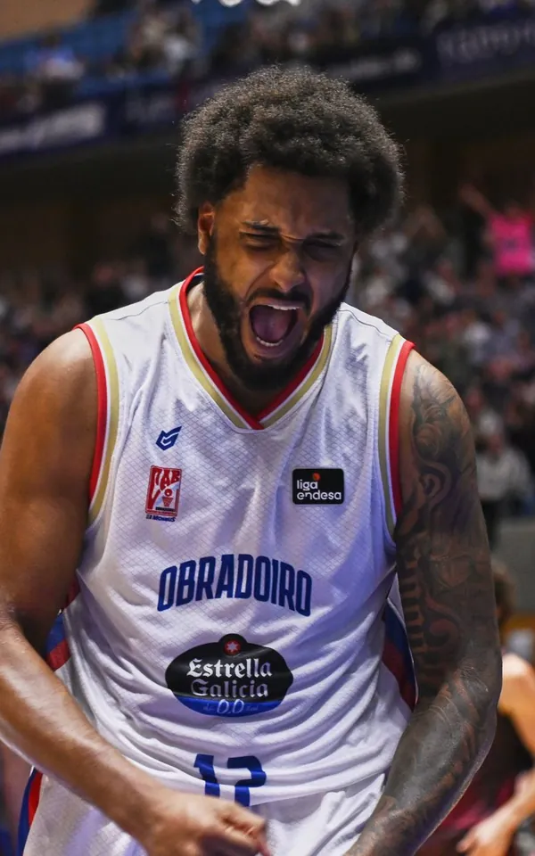 Joel Soriano, dorsal 12 del Monbus Obradoiro, celebra una canasta ante el iLERNA Lleida en el Multiusos Fontes do Sar
