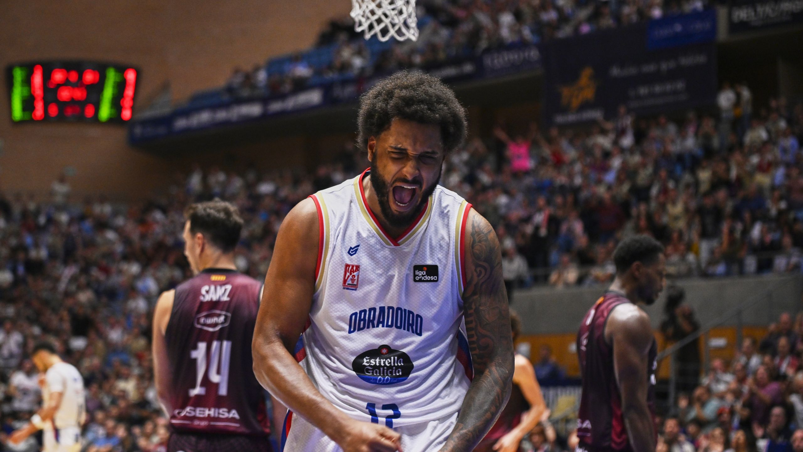 Joel Soriano, dorsal 12 del Monbus Obradoiro, celebra una canasta ante el iLERNA Lleida en el Multiusos Fontes do Sar