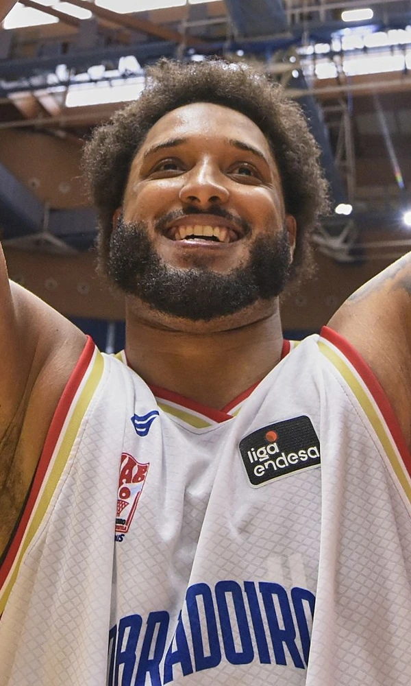 Joel Soriano, dorsal 12 del Monbus Obradoiro, celebra la victoria ante el iLERNA Lleida en el Multiusos Fontes do Sar
