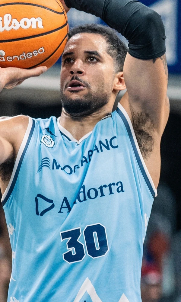 Kassius Robertson, dorsal 30 del MoraBanc Andorra, lanza a canasta ante el Monbus Obradoiro