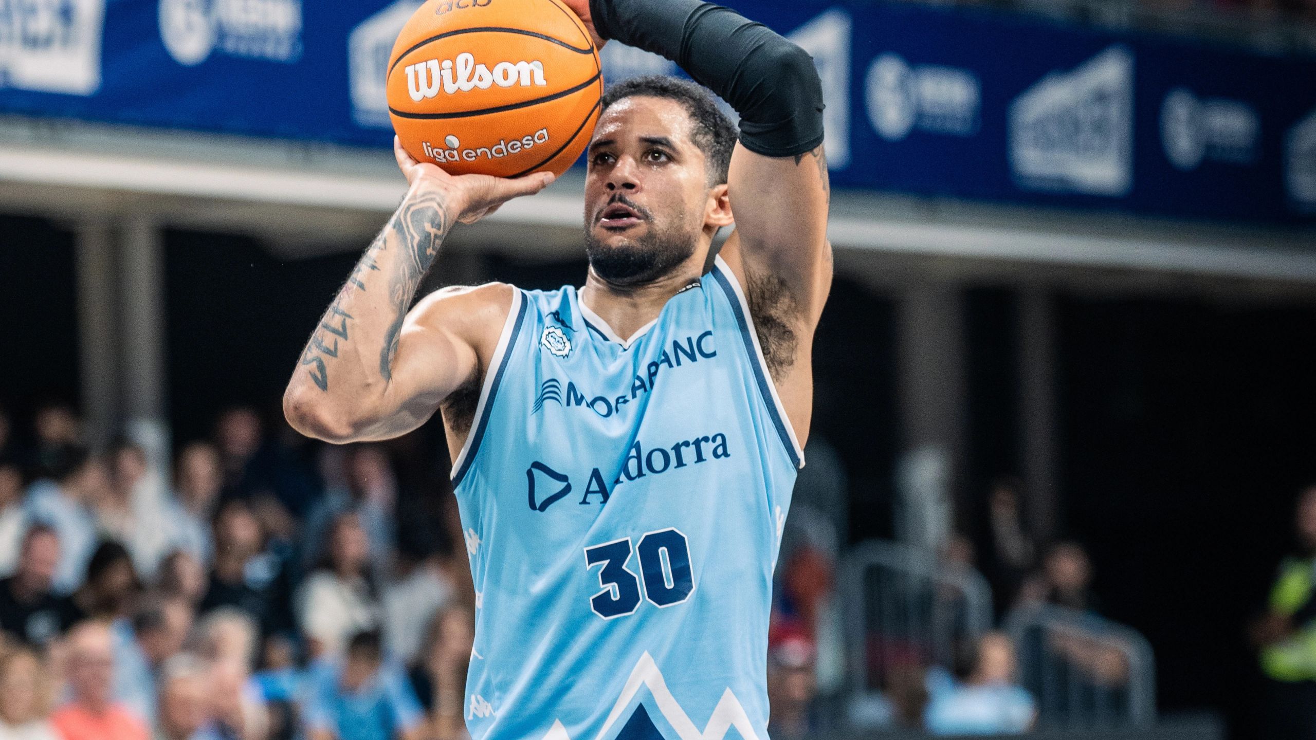 Kassius Robertson, dorsal 30 del MoraBanc Andorra, lanza a canasta ante el Monbus Obradoiro