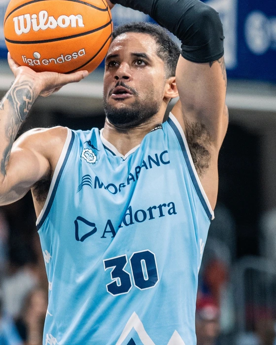 Kassius Robertson, dorsal 30 del MoraBanc Andorra, lanza a canasta ante el Monbus Obradoiro
