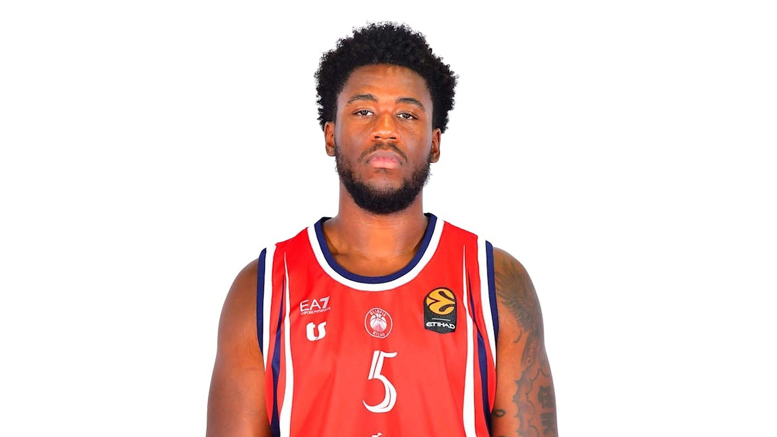 Moses Wright, dorsal 5 del Armani Olimpia Milán, con la camiseta del equipo en la temporada 2026-27 de la Euroliga