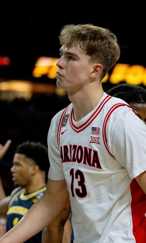 Motiejus Krivas, con el dorsal 13 de Arizona, en la semifinal de la Final Four de 2026 ante Michigan