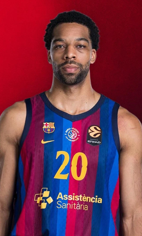 Tosan Evbuomwan, dorsal 20 del Barça, con la camiseta de la temporada 2026-27