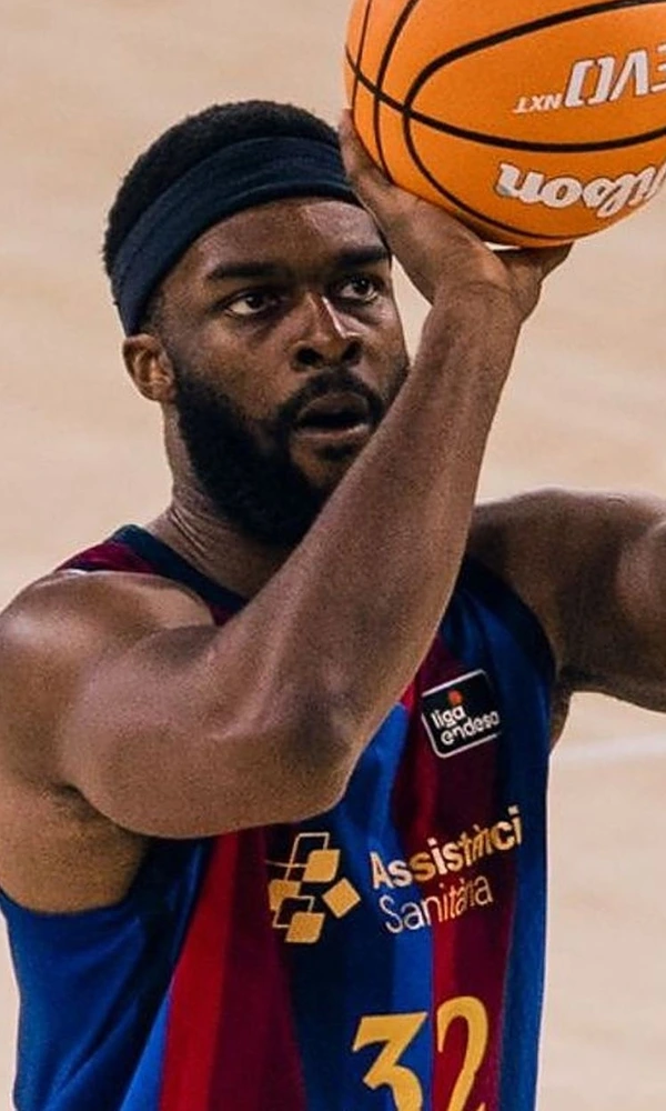 Josh Nebo, dorsal 32 del Barça, lanza un tiro libre en el Palau Blaugrana durante el Barça-Valencia Basket de la Liga Endesa