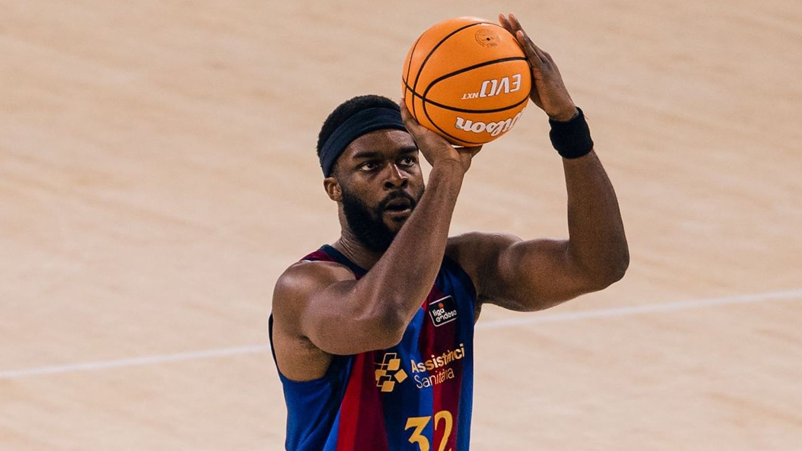 Josh Nebo, dorsal 32 del Barça, lanza un tiro libre en el Palau Blaugrana durante el Barça-Valencia Basket de la Liga Endesa