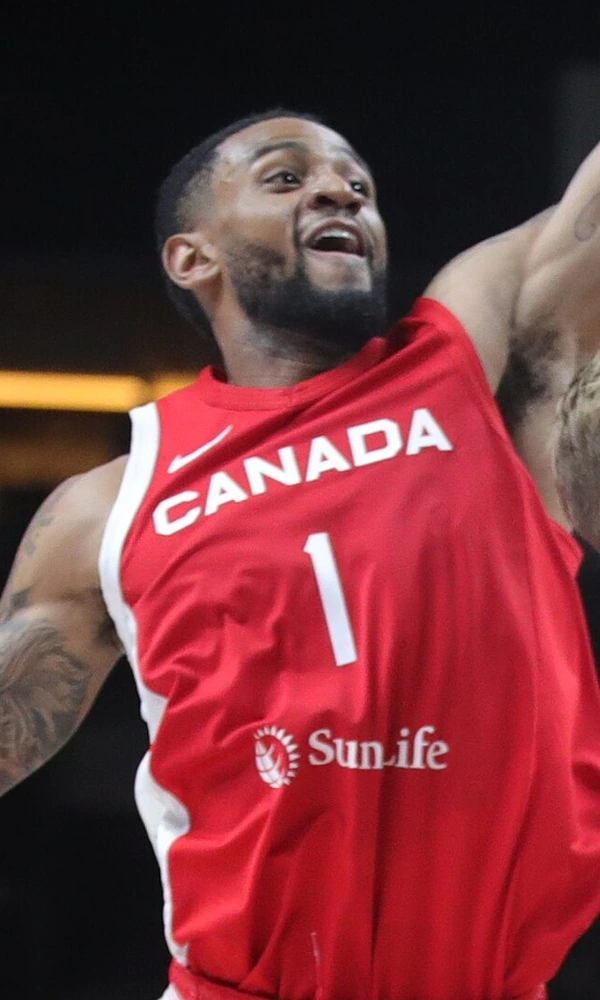 Nickeil Alexander-Walker, hoy escolta de los Atlanta Hawks, con la selección de Canadá ante Alemania en agosto de 2023