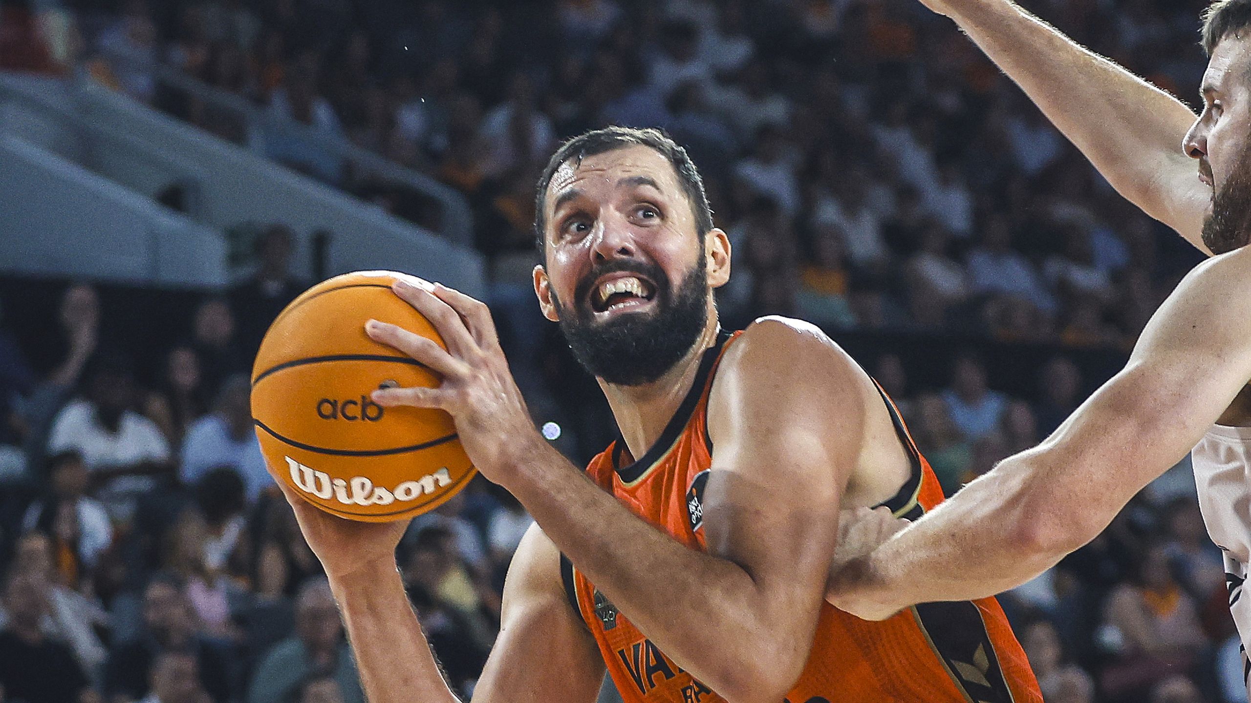 Nikola Mirotic, dorsal 33 del Valencia Basket, ataca ante el iLERNA Lleida en la jornada 1 de la Liga Endesa
