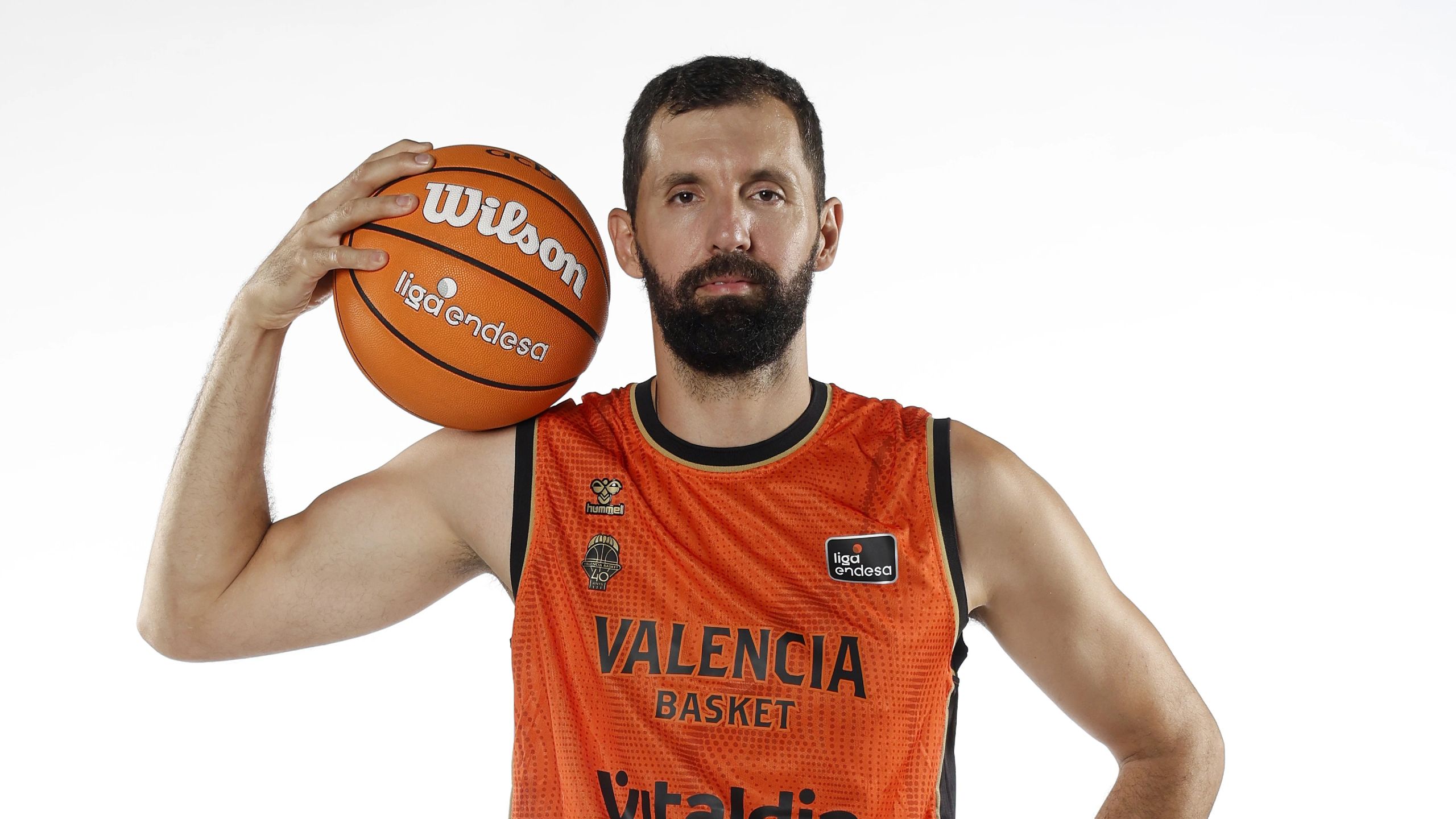 Nikola Mirotić, dorsal 33 del Valencia Basket, con el balón al hombro en la sesión de fotos oficial 2026-27