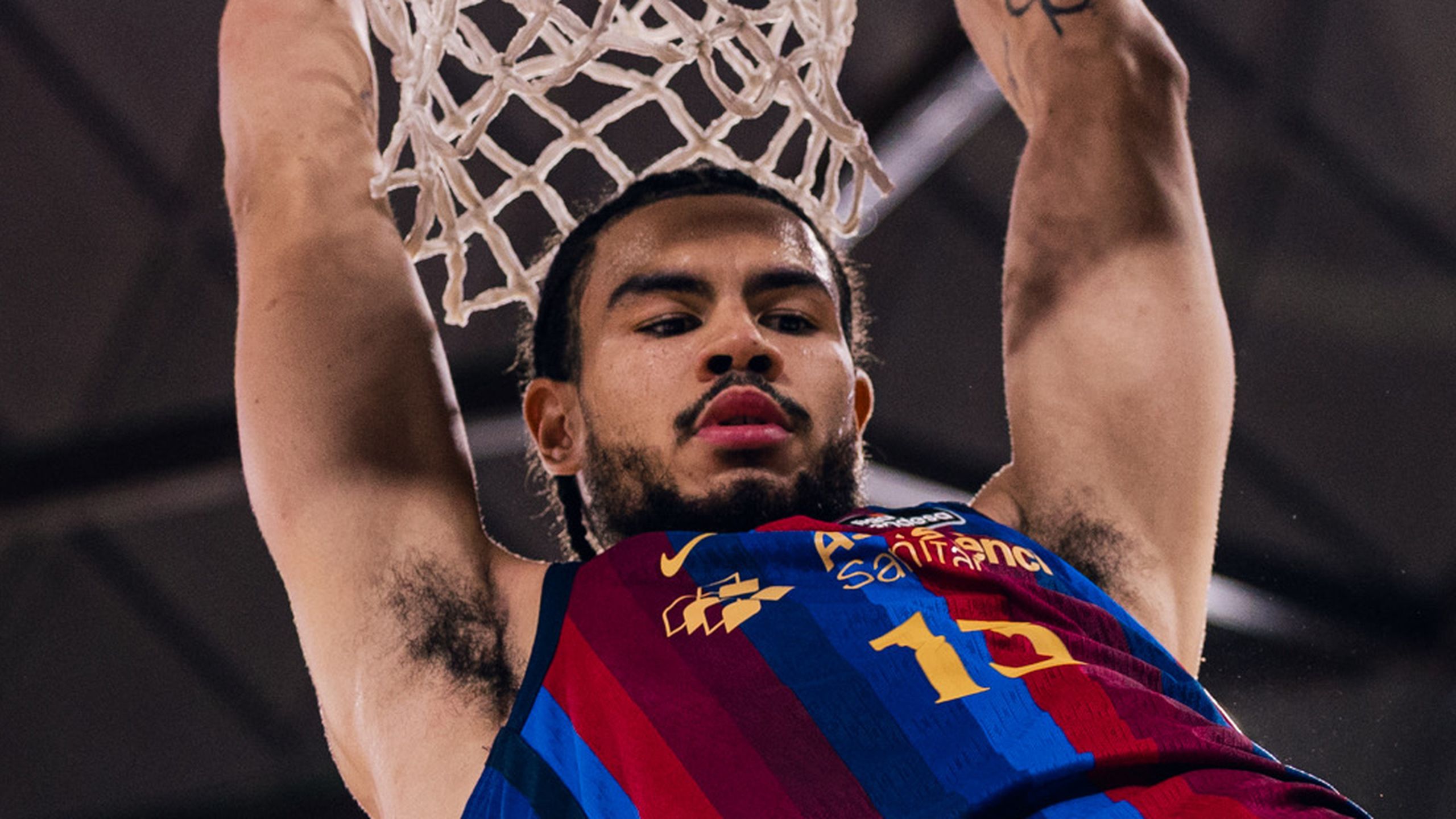 Olivier Nkamhoua, dorsal 13 del Barça, se cuelga del aro tras un mate en el Palau Blaugrana