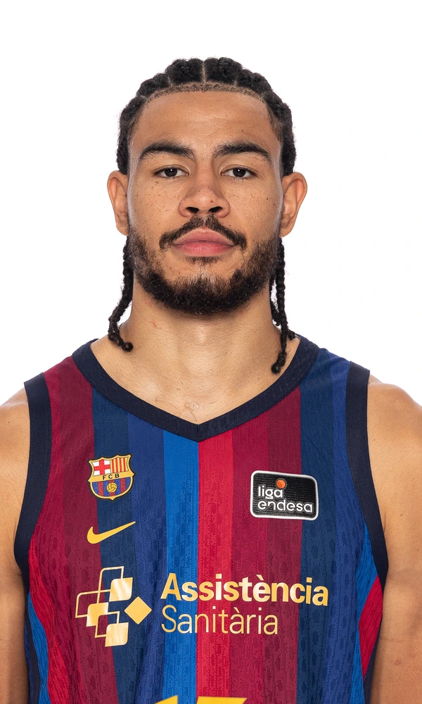 Olivier Nkamhoua, dorsal 13 del Barça, se cuelga del aro tras un mate en el Palau Blaugrana