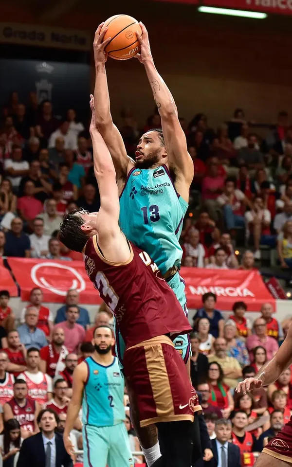 Olivier Nkamhoua, dorsal 13 del Barça, se eleva hacia el aro ante el UCAM Murcia en la jornada 2 de la Liga Endesa