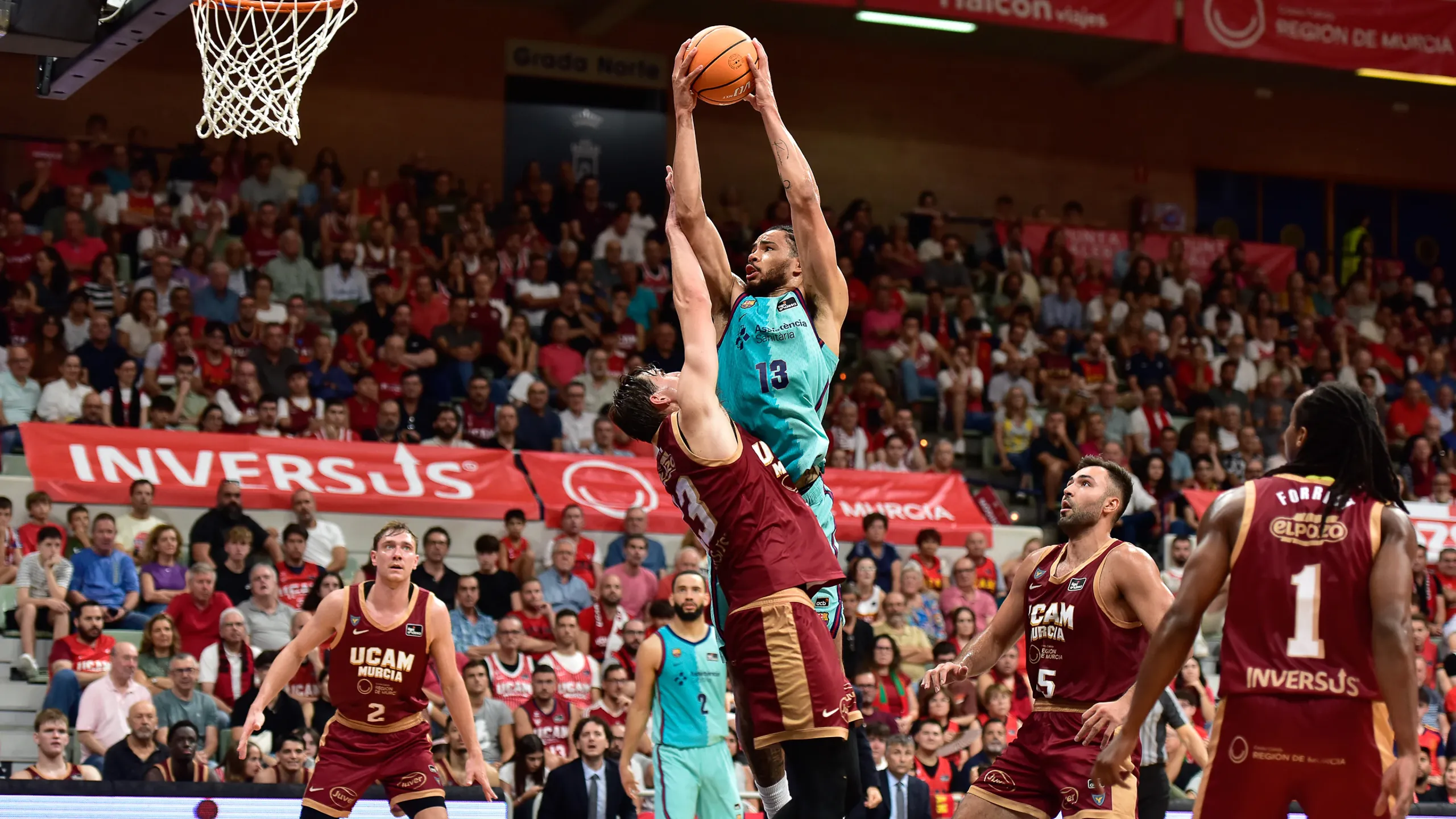Olivier Nkamhoua, dorsal 13 del Barça, se eleva hacia el aro ante el UCAM Murcia en la jornada 2 de la Liga Endesa