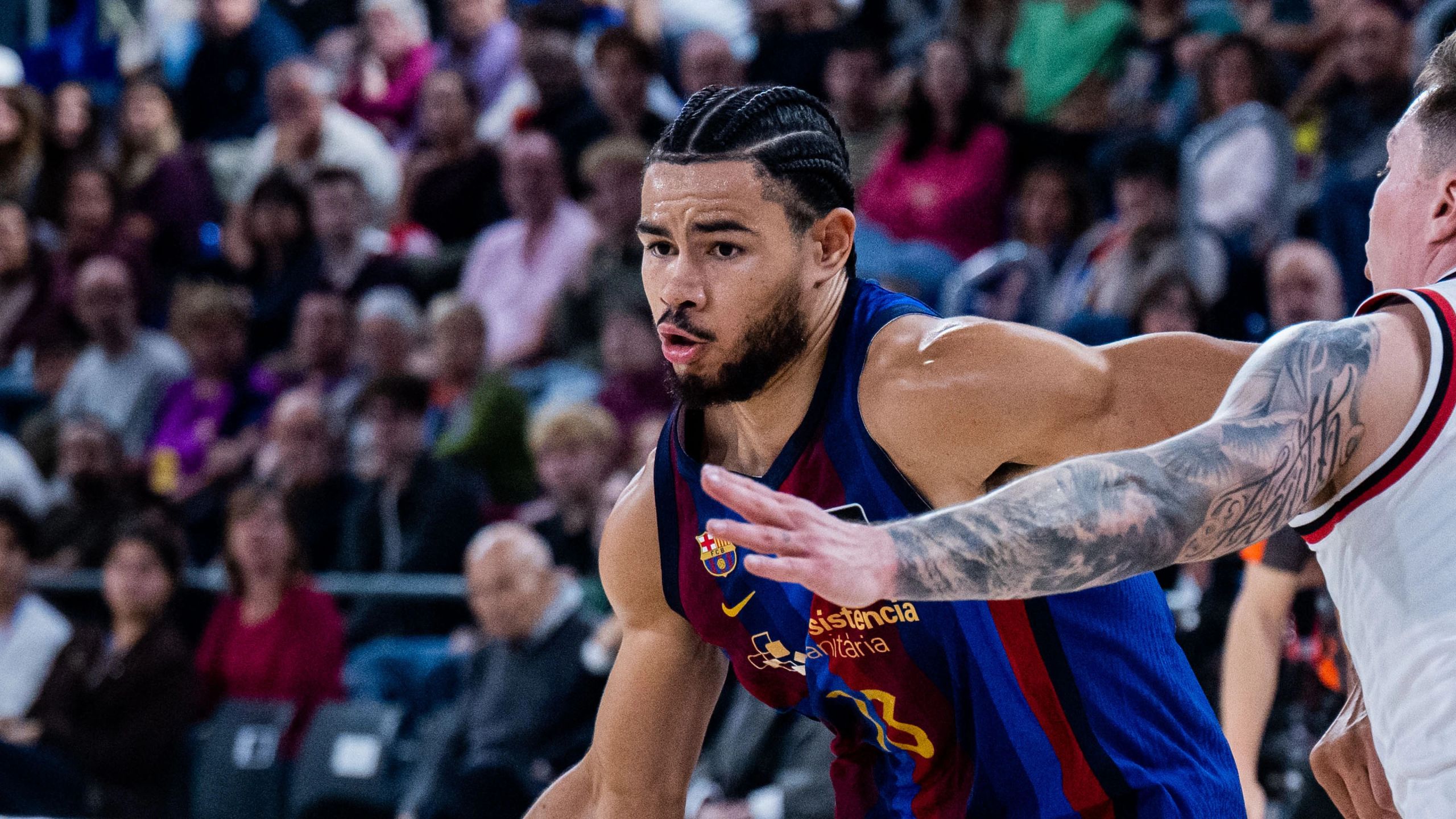 Olivier Nkamhoua, defendido por un jugador del Casademont Zaragoza, en el Barça-Casademont Zaragoza del Palau Blaugrana