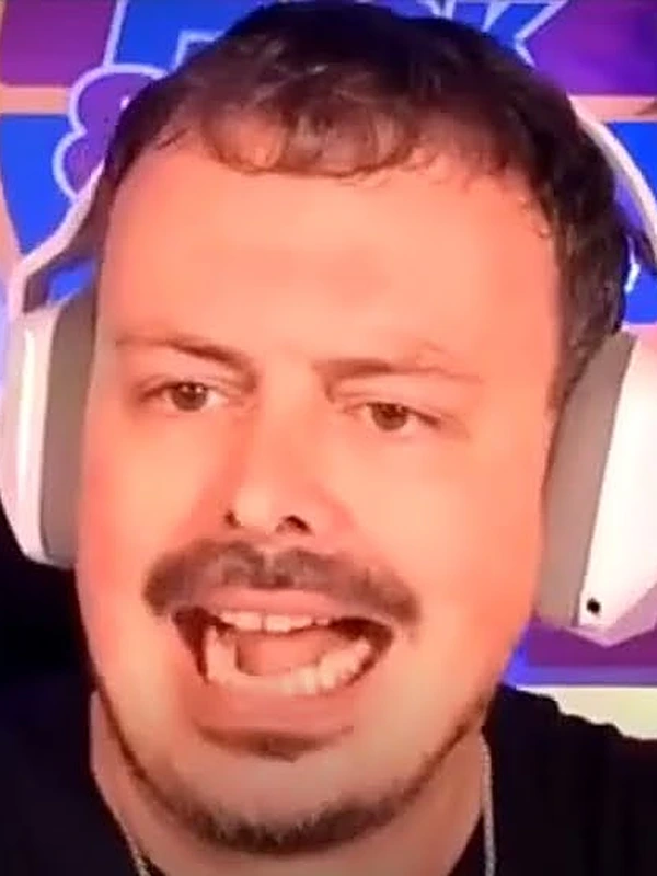 El narrador de PickandRollTV durante el directo del Barça-Olympiacos