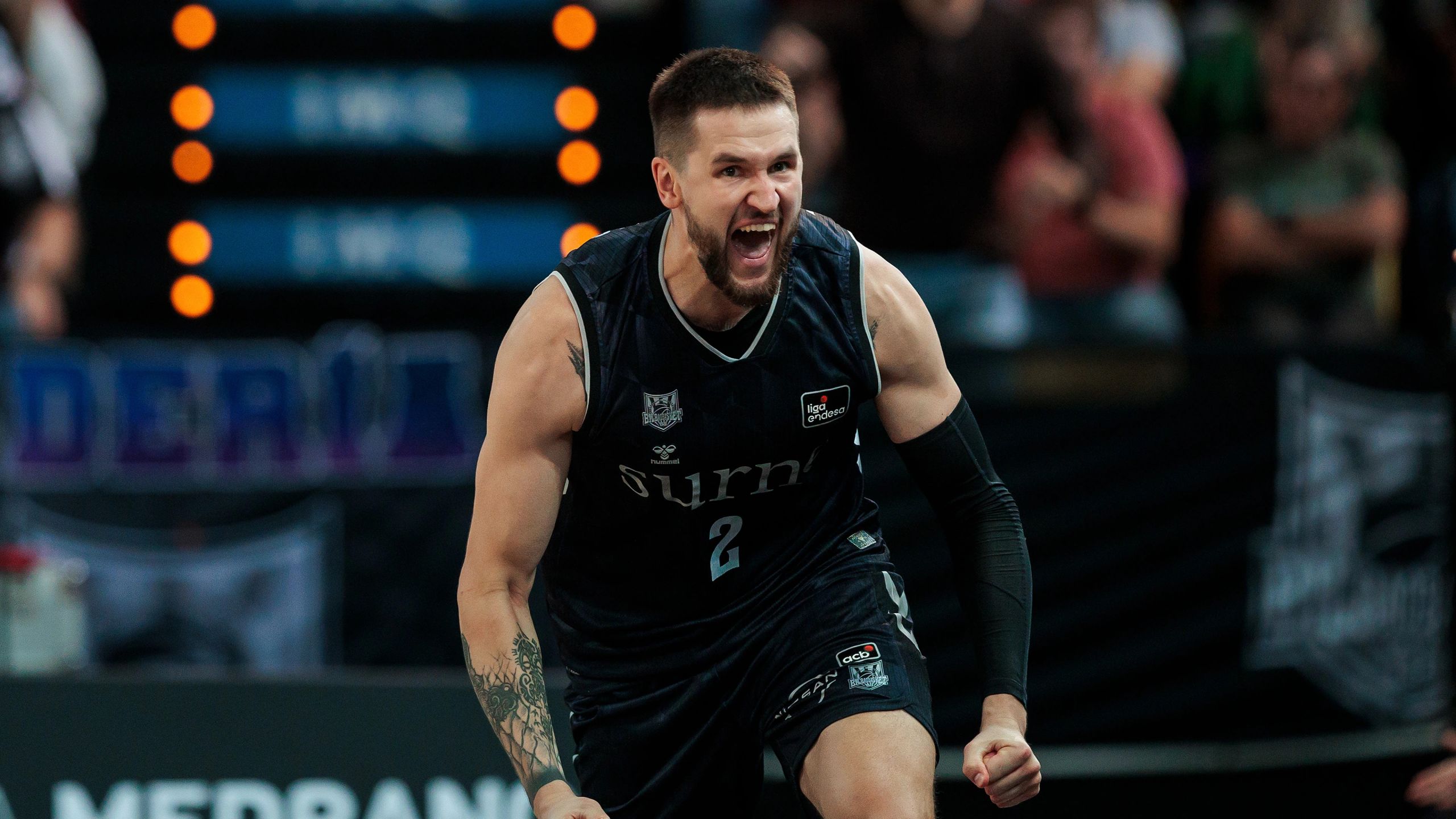 Margiris Normantas, del Surne Bilbao, celebra con el puño cerrado durante el partido ante el MoraBanc Andorra en el Bilbao Arena
