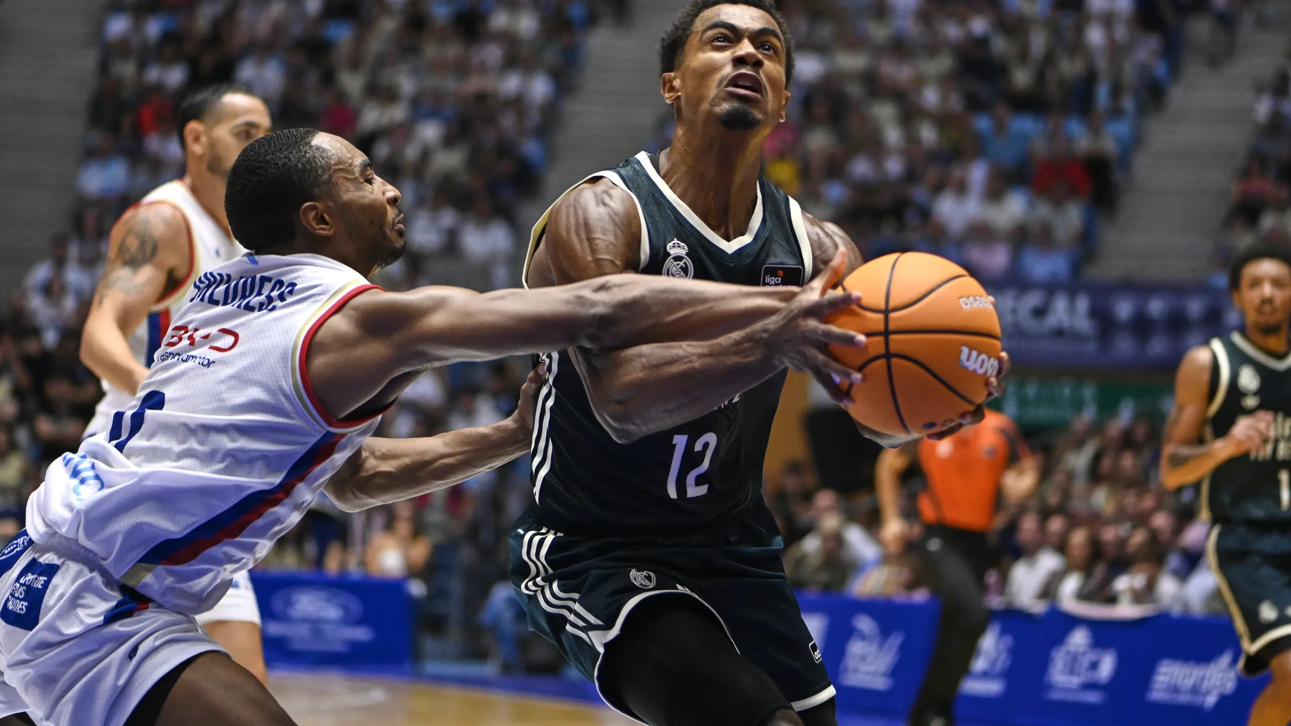 Theo Maledon, dorsal 12 del Real Madrid, ataca el aro ante la defensa del Monbus Obradoiro en la jornada 2 de la Liga Endesa