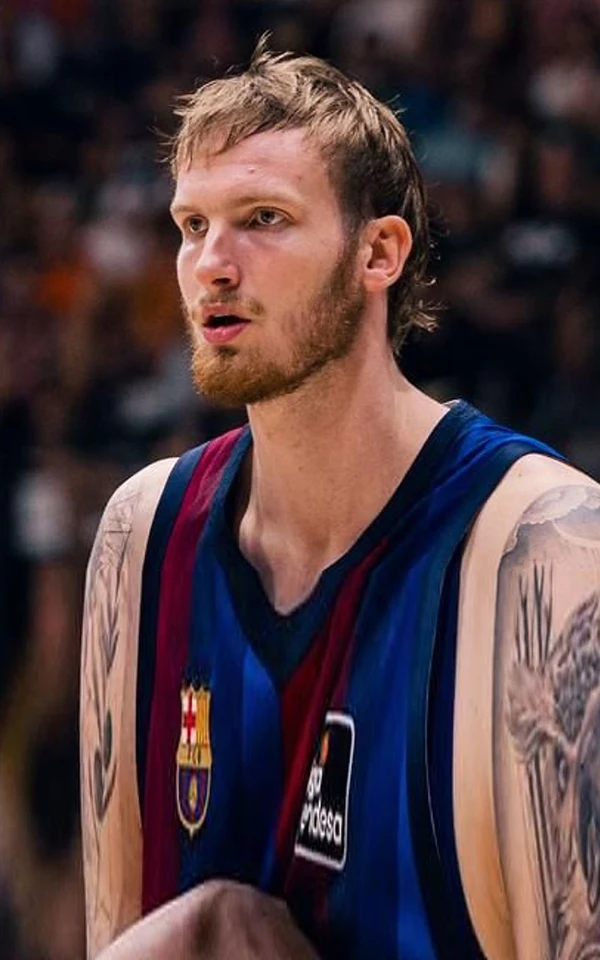 Olek Balcerowski, dorsal 22 del Barça, defiende ante el Valencia Basket en la Supercopa Endesa