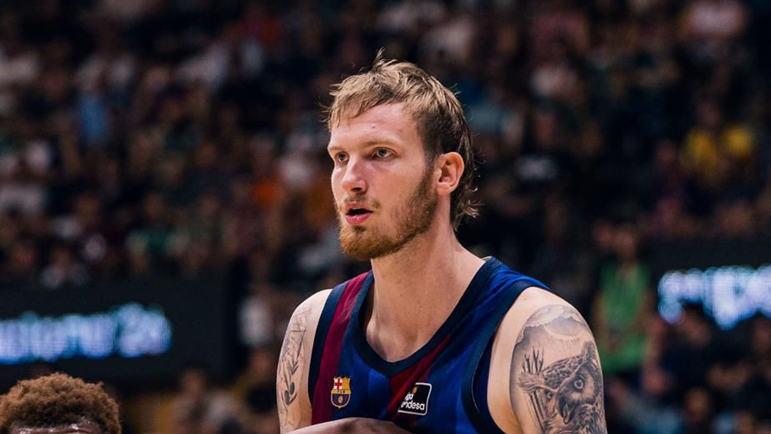 Olek Balcerowski, dorsal 22 del Barça, defiende ante el Valencia Basket en la Supercopa Endesa
