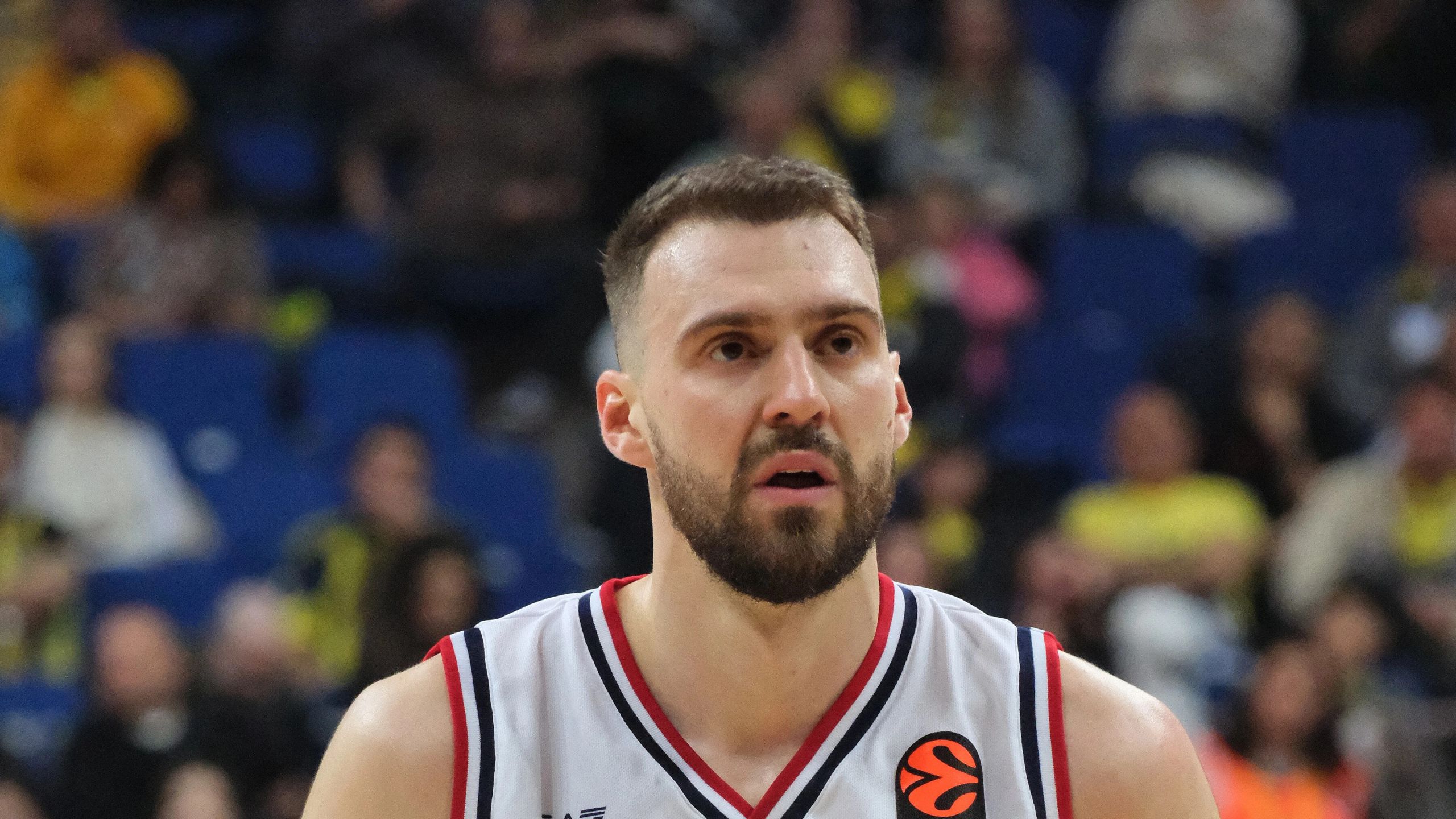 Marko Gudurić, dorsal 23 del Armani Olimpia Milán, en un partido de la Euroliga 2025-26 en Estambul