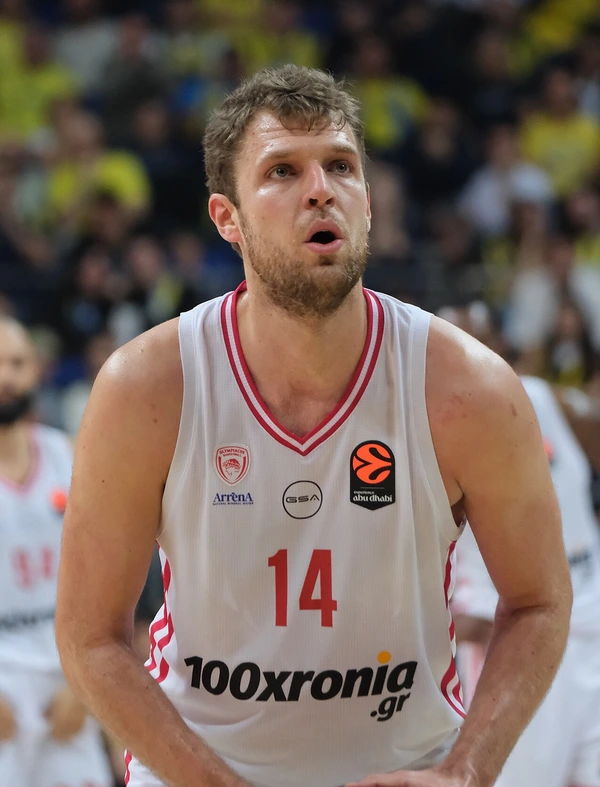 Sasha Vezenkov, dorsal 14 del Olympiacos, durante un partido de Euroliga