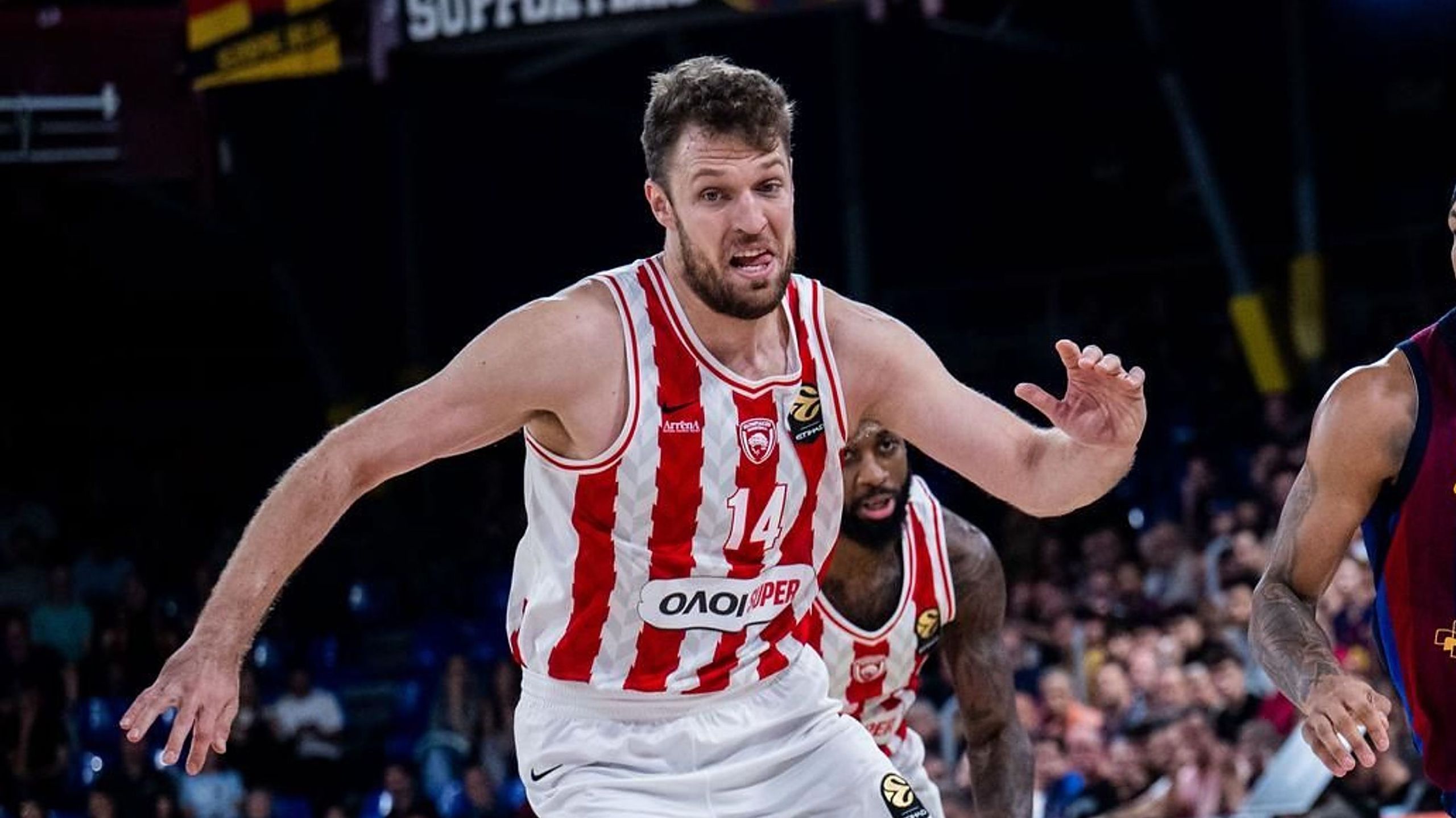 Sasha Vezenkov, dorsal 14 del Olympiacos, defiende en el Palau Blaugrana durante el Barça-Olympiacos de la Euroliga