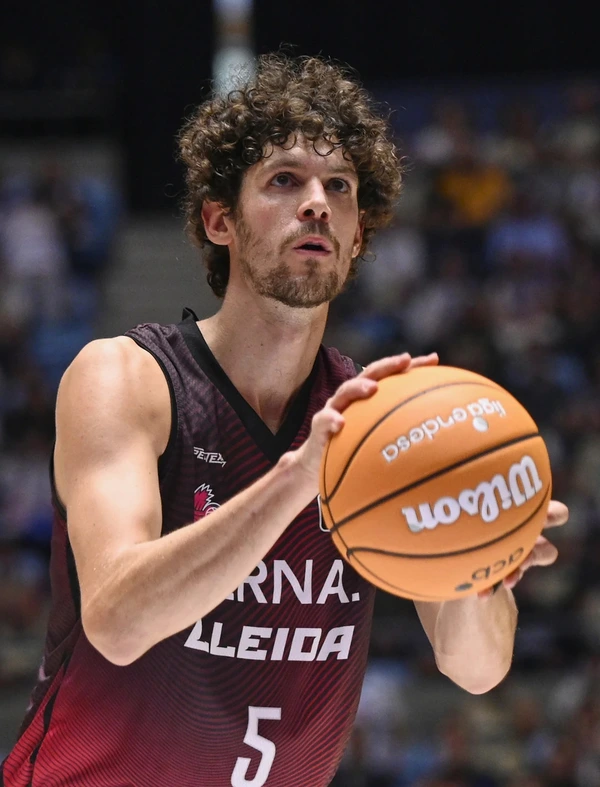 Oriol Paulí, dorsal 5 del iLERNA Lleida, se prepara para lanzar en el partido ante el Monbus Obradoiro