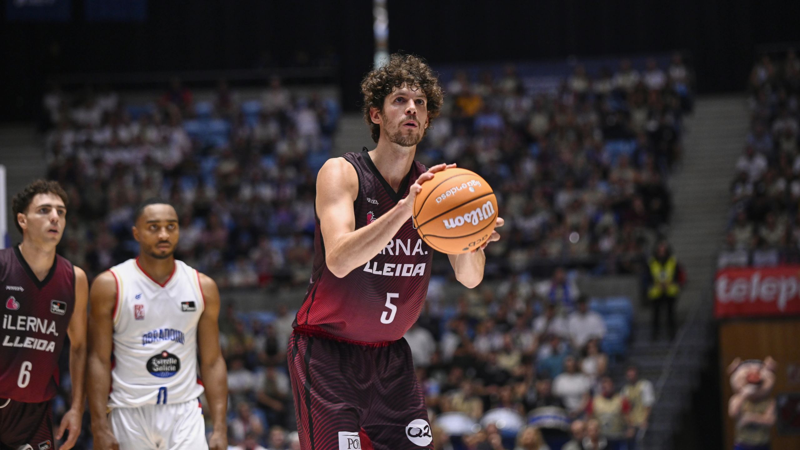 Oriol Paulí, dorsal 5 del iLERNA Lleida, se prepara para lanzar en el partido ante el Monbus Obradoiro