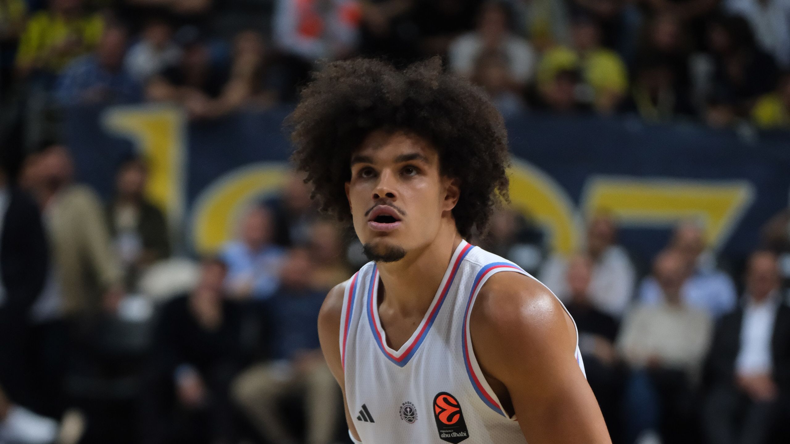 Nadir Hifi, del Paris Basketball, con la camiseta del equipo en un partido de la Euroliga